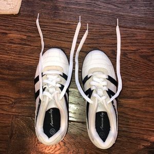 Boys American Eagle tennis shoes